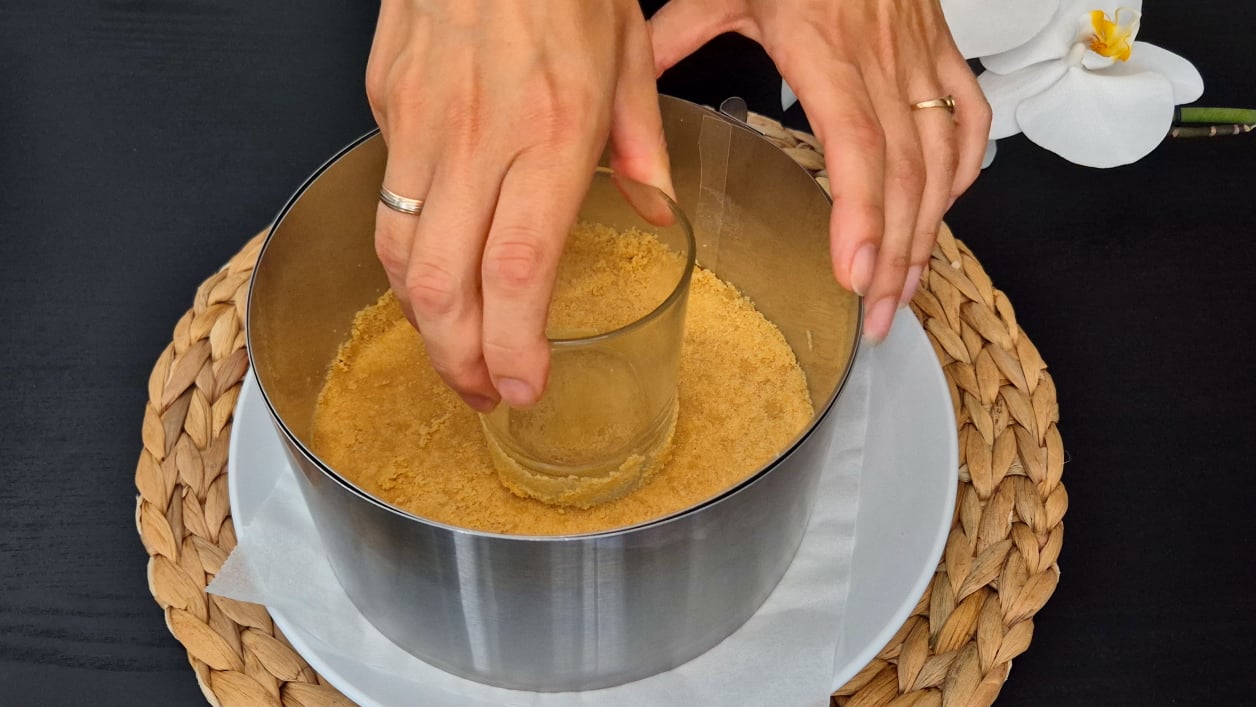 Prepare the Cookie Crust 2